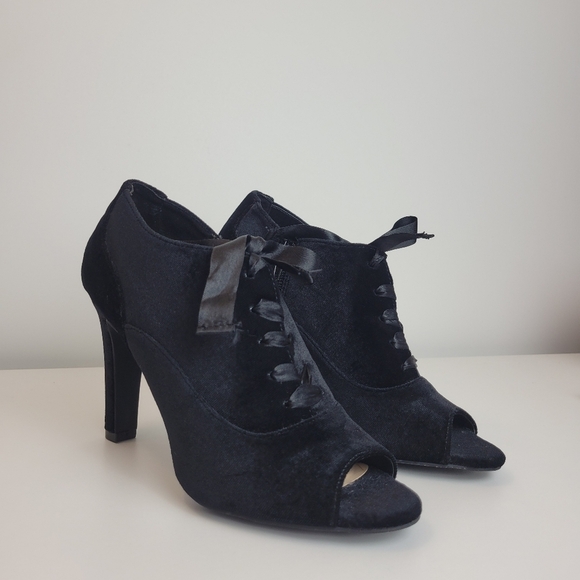 Black velvet heel satin laces coquette nwot - Picture 11 of 13